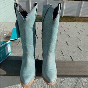 Stylish Women's Blue Heeled Boots Smokeshow! 🩵